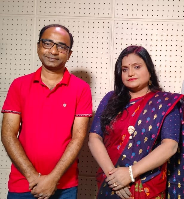 এবার স্বামী সঞ্জয় সরকারের গানে কণ্ঠ দিলেন ক্লোজআপ তারকা পিয়া বৈশ্য